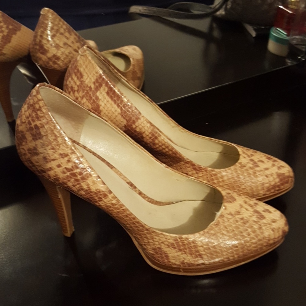 3 1/2" heel with 1/2" front platform pumps.